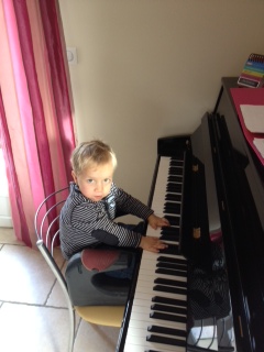 gabin aime la musique au piano-001.JPG gabin aime la musique au piano-001.JPG