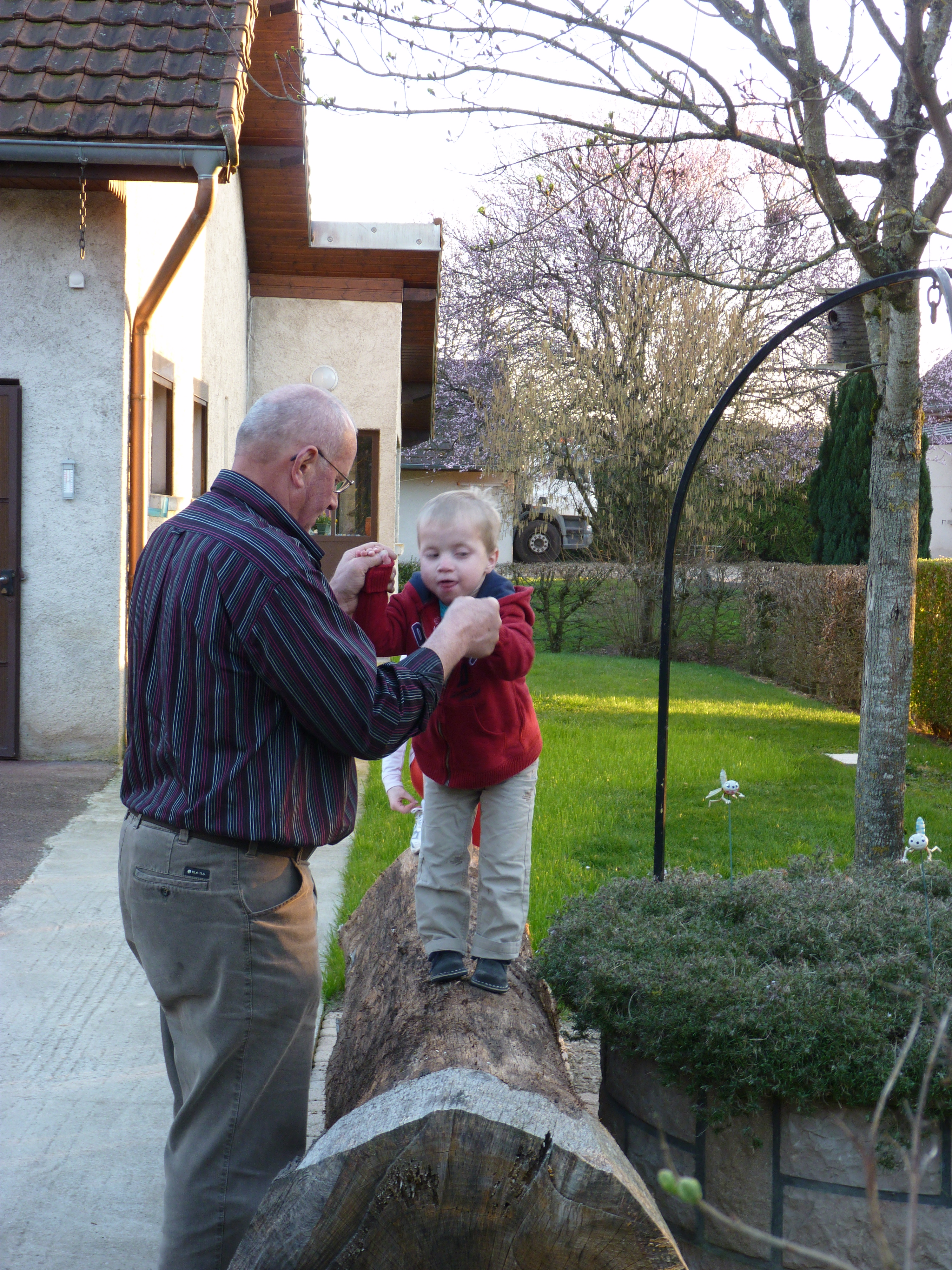 05 AVRIL Gabin teste son équilibre avec Papi.JPG 05 AVRIL Gabin teste son équilibre avec Papi.JPG