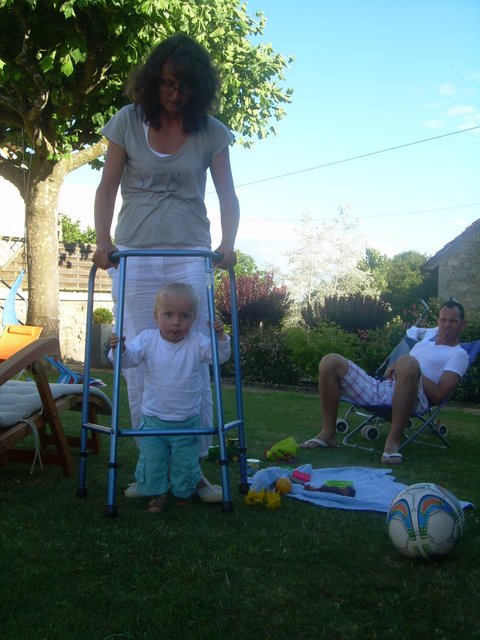 2010 essaie de deambulateur celui là trop grand!-001.JPG 2010 essaie de deambulateur celui là trop grand!-001.JPG