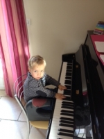 gabin aime la musique au piano-001.JPG